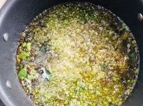 放入新鲜花椒小火熬20分钟左右。