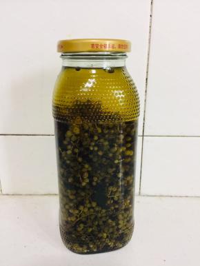 装入干净的玻璃瓶中，密封保存即可。