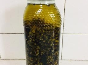 装入干净的玻璃瓶中，密封保存即可。