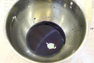 80克的开水冲入装有蝶豆花的杯子里，泡出颜色后取45克的蝶豆花水，放至40度左右时加入玉米油内。