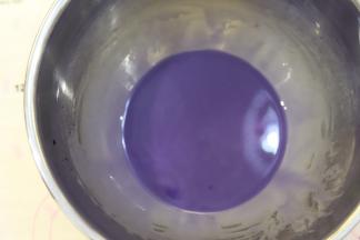 用手动打蛋器搅拌至乳化。