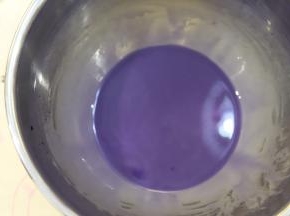 用手动打蛋器搅拌至乳化。