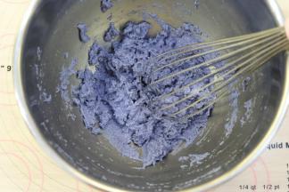 筛入低粉，拌至无干粉。