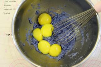 磕入蛋黄，蛋清放入冰箱冷冻备用。