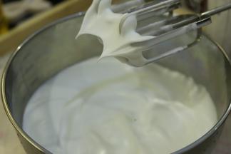 将蛋清磕入打蛋盆内，滴入柠檬汁，分三次将细砂糖加入蛋清内，打发至干性发泡。