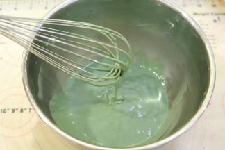 拌至顺滑的蛋黄糊。