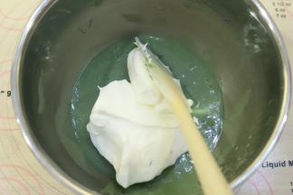 先取三分之一的蛋白加入蛋黄糊内，上下翻拌手法拌匀。