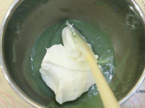 先取三分之一的蛋白加入蛋黄糊内，上下翻拌手法拌匀。