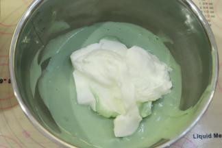 再将二分之一的蛋清加入到刚才混合好的蛋糕糊内，同样手法翻拌均匀。