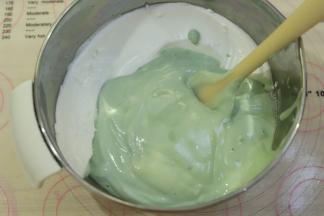 将剩余的蛋白加入到蛋黄糊内。