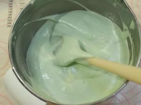 同样翻拌的手法混合成细腻无明显颗粒的蛋糕糊。