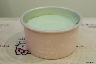 将拌好的蛋糕糊倒入6寸加高蛋糕圆模内，轻震去气泡。