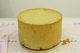 出炉轻震模具后倒扣在晾架上，凉透后手工脱模。