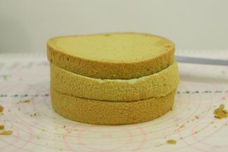 将蛋糕胚平均分成3片。