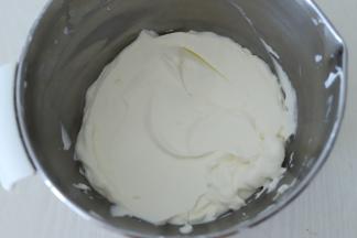 淡奶油加入细砂糖，打发至抹面状态。