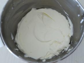 淡奶油加入细砂糖，打发至抹面状态。