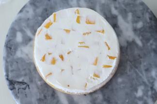 一层蛋糕片，一层奶油，一层水果，依次做好整个蛋糕胚。