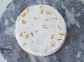 一层蛋糕片，一层奶油，一层水果，依次做好整个蛋糕胚。