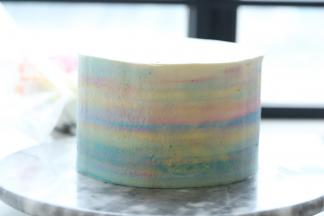 利用抹刀抹平整个蛋糕胚。