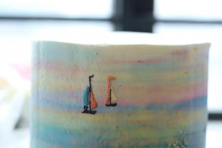 利用剩余的奶油加入少许的黄油打发成奶油霜（奶油霜7：5黄油），调好红色，蓝色画好帆船