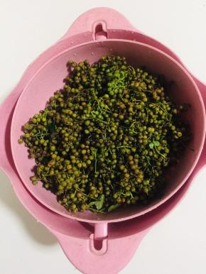 新鲜花椒清洗干净，晾干水分备用。