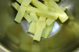 黄油室温软化，软化程度为手轻轻一按可以按一个窟窿。