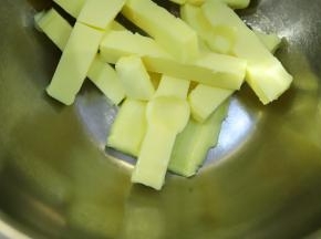黄油室温软化，软化程度为手轻轻一按可以按一个窟窿。