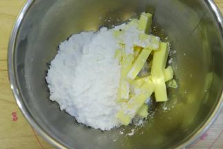 一次性加入糖粉和盐。