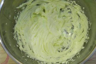 打发至黄油发白，比原先膨胀大概2倍大。