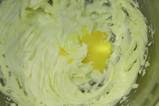 分次两次加入鸡蛋液，打发至蓬松。