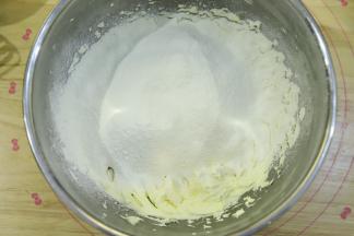 筛入低筋面粉，揉匀装入保鲜袋擀平，放在冰箱冷藏30分钟。