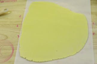 取出面团，擀成大概厚度在3毫米左右的面皮。