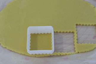 准备一个正方形的饼干模具，印在饼干面团上。