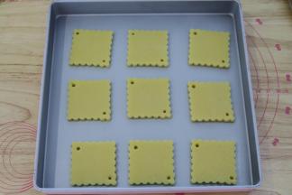 印好所有的饼干形状，放入烤盘内。