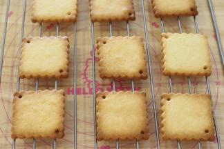 出炉后将饼干转移至晾架上放凉。