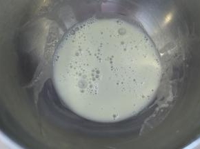 蛋白粉加入温水，用刮刀拌匀。