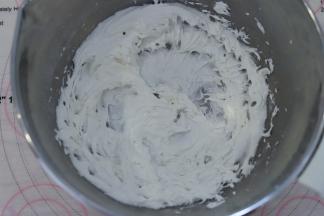 加入糖粉打发均匀。