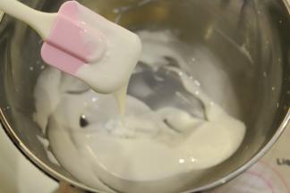 取需要的糖霜，加入适量的温水，一次一点一点的加入，调成稍有流动的糖霜。