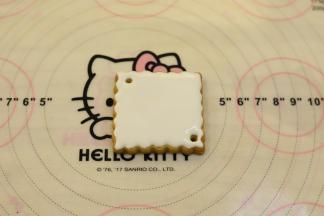 填充好饼干表面所有白色糖霜的部分。