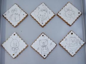 用食用铅笔画好要画立体糖霜的地方。