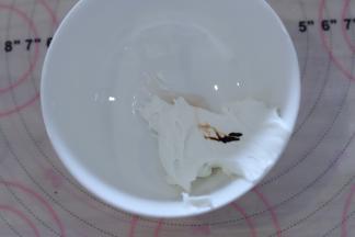 先填充小熊的棕色部分：取少许的白色糖霜，加水好后加入少许的棕色色素。