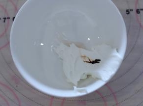 先填充小熊的棕色部分：取少许的白色糖霜，加水好后加入少许的棕色色素。