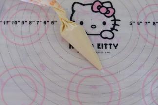 装入裱花袋内，同样剪一小口。