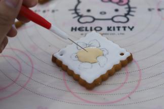 填充好小熊的脸部，不匀的地方可以用挑针挑匀。