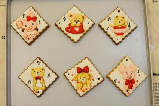 填充颜色需要注意的就是间隔的地方需要一个填充好放凉凝结后再填充下一个地方。