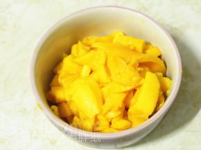 芒果去皮去核，切成块。