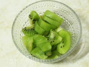猕猴桃去皮切块。