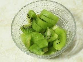猕猴桃去皮切块。