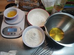 准备好全部的材料，所有粉类可以一起过筛备用。