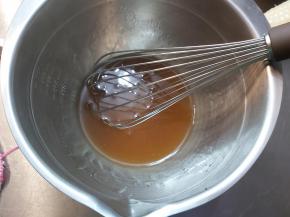 转化糖浆和梘水放入容器内，加入油，用手动打蛋器搅拌均匀至乳化状态，油分三次缓慢倒入，第一次稍微多一点，混合均匀在依次加入直至完全乳化顺滑。